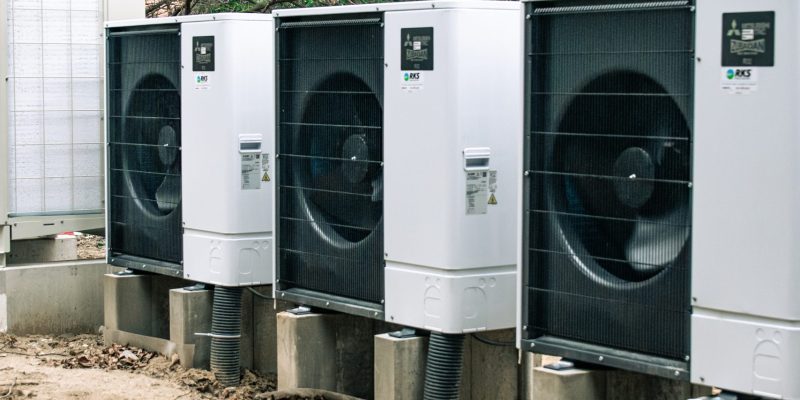 Wärmepumpen beim Einsatz in einem Altbau -Beispiel 2 Wärmepumpen beim Einsatz in einem Altbau -Beispiel 2: warmes Wasser Foto Waermepumpe Solaranlage versorgt Foto Waermepumpe Foto Waermepumpe regional